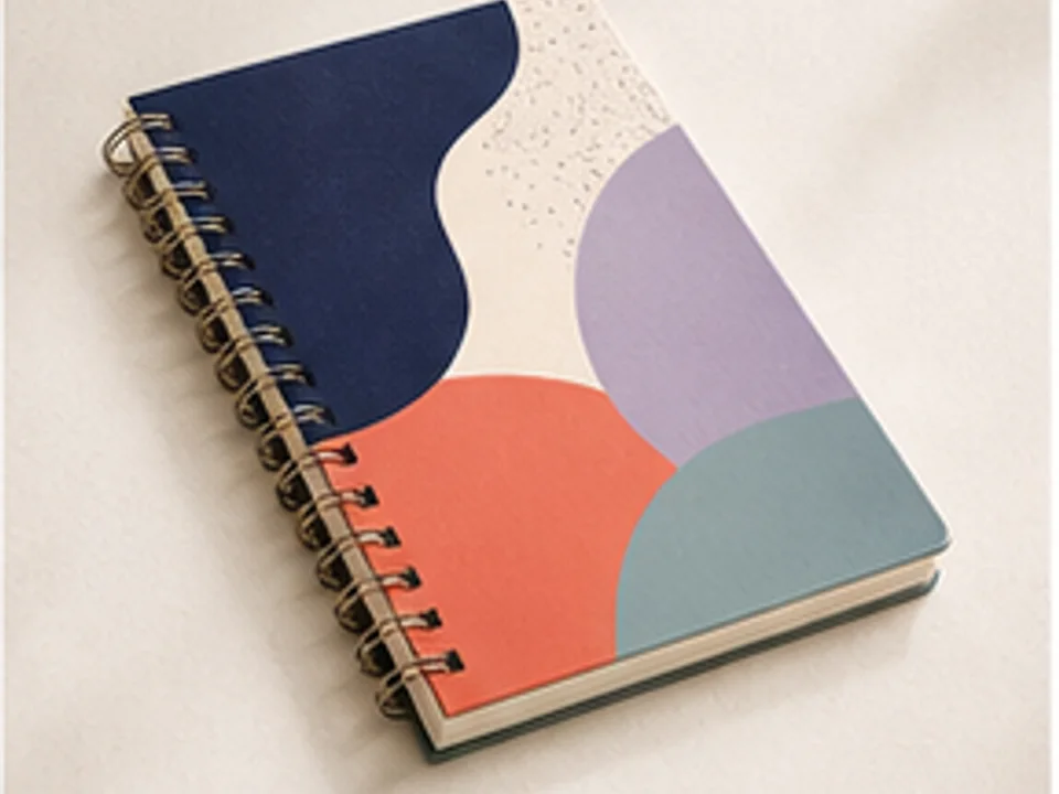 Escena editorial de Crealo para Cuadernos personalizados, productos personalizados y venta bajo demanda