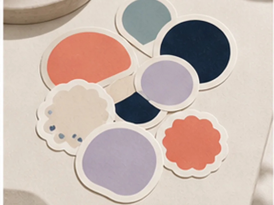 Escena editorial de Crealo para Etiquetas personalizadas, productos personalizados y venta bajo demanda