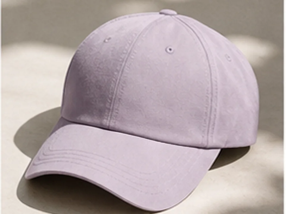 Escena editorial de Crealo para Gorras personalizadas, productos personalizados y venta bajo demanda