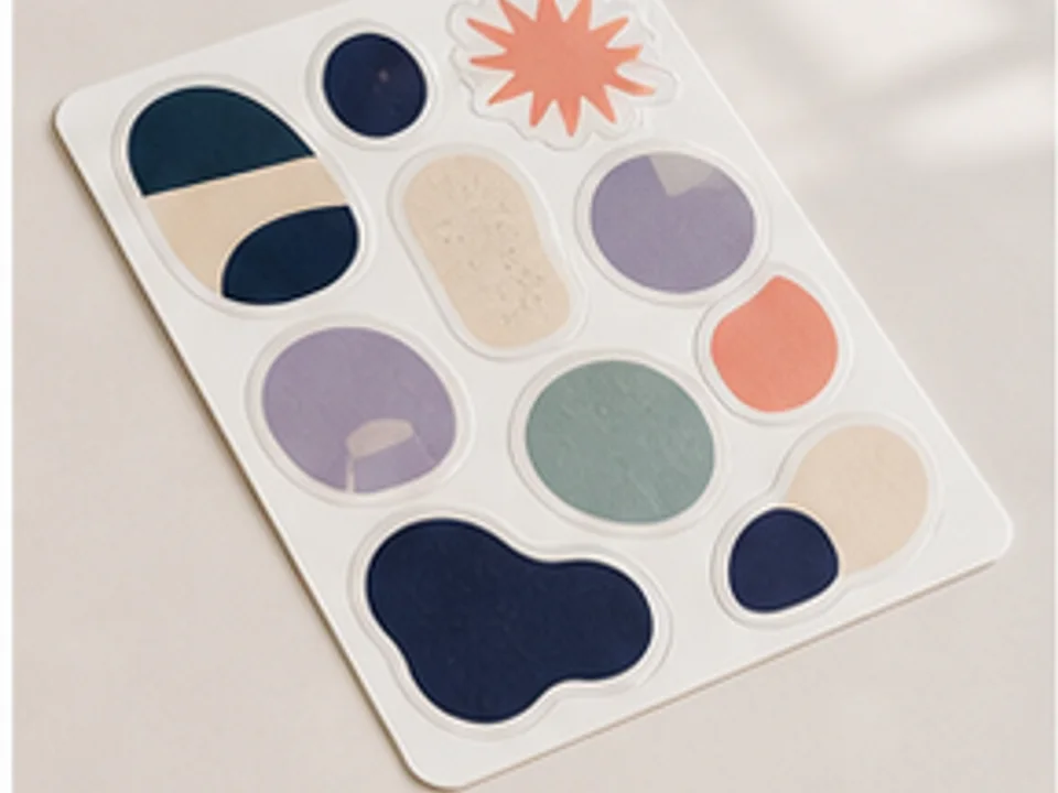 Escena editorial de Crealo para Stickers personalizados, productos personalizados y venta bajo demanda